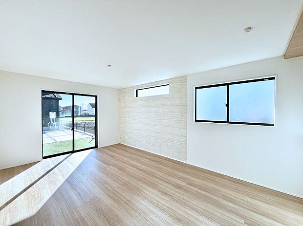 大きな窓からたっぷりの陽光と風を感じられるリビング