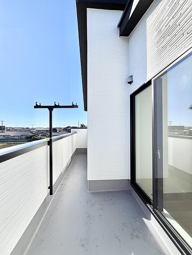 ゆったりバルコニーだから沢山お洗濯ものを干せます。