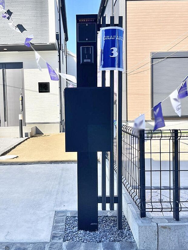 表札・インターホン・ポストをひとつに集約。エントランスになじむシンプルデザイン。