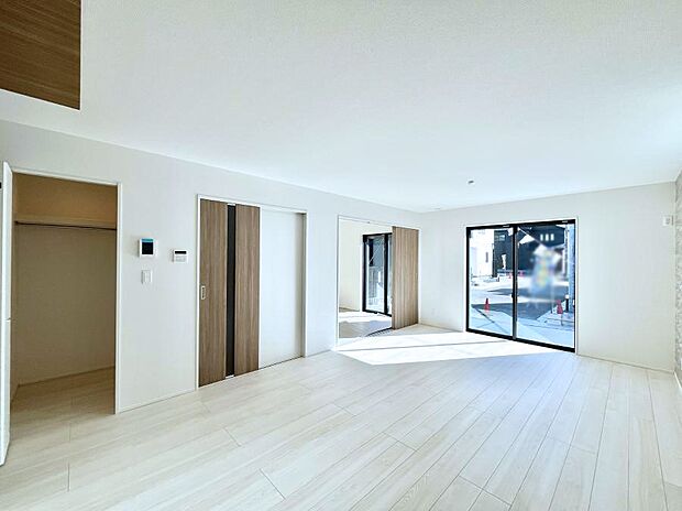 家族団らんの時間も増えそうなくつろぎのリビングダイニング。