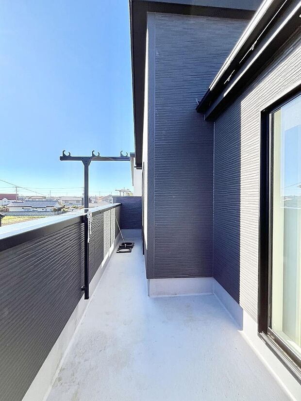 ゆったりバルコニーだから沢山お洗濯ものを干せます。