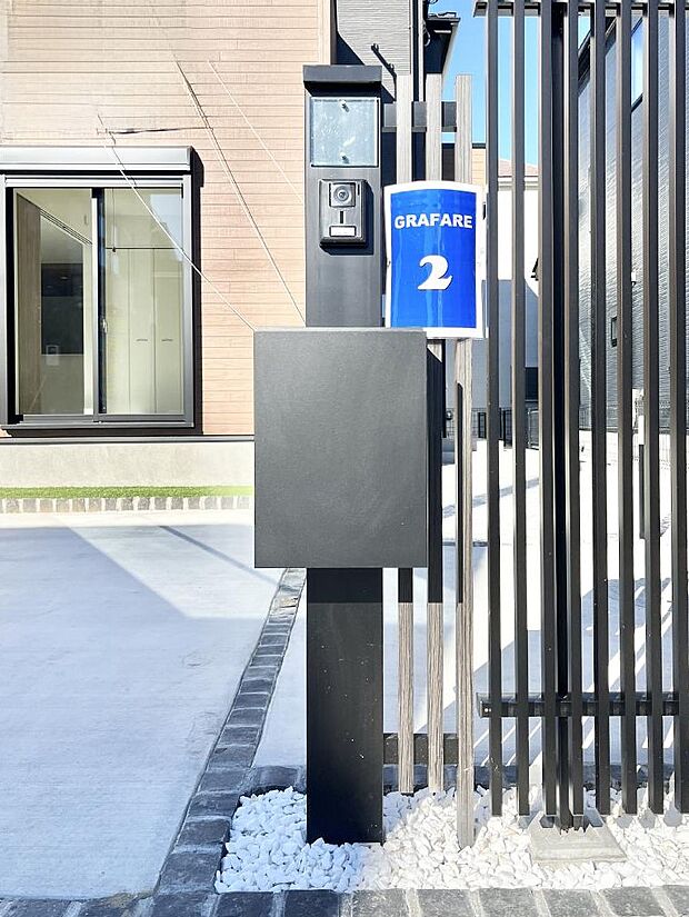 表札・インターホン・ポストをひとつに集約。エントランスになじむシンプルデザイン。