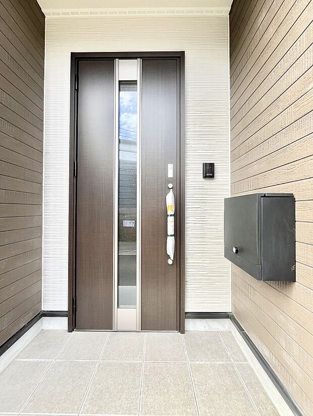 住まいの顔を演出する、玄関ドア。 