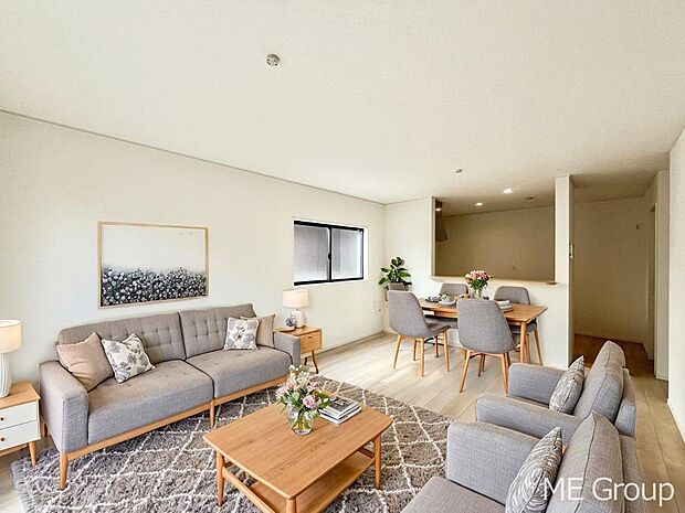 家族の和やかな会話が聞こえてきそう。開放感のあるリビングです。 ※家具はCGです