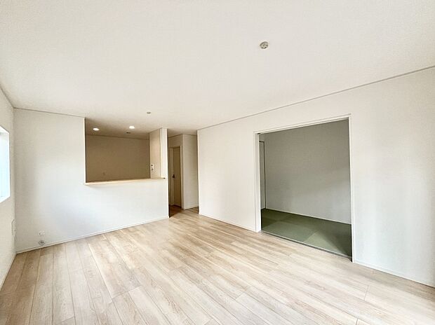 隣接の和室を開放すればさらに広々空間に  