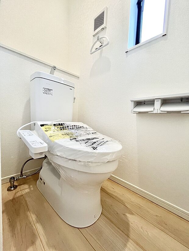 換気用小窓があり、明るく清潔な空間です。 