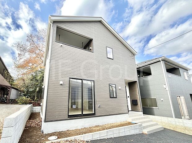 たっぷりの陽光と開放感に包まれる明るい住まい  