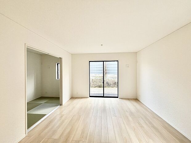 日当たりの良いリビング。お気に入りのグリーンを飾れば更に心地よさがアップ！