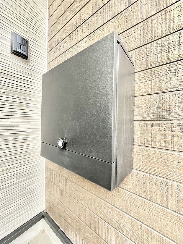 シンプルデザインのポスト。