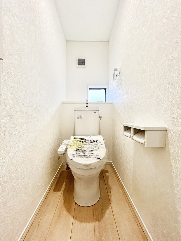 明るく清潔感のあるトイレです。   