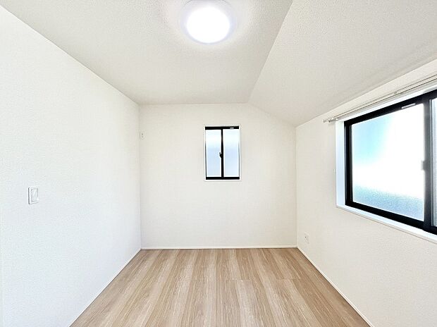 2面採光で気持ちよく自然光が取り入れられるのでお子様のお部屋にもピッタリ