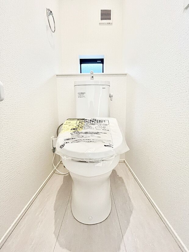 清潔感あるシャワートイレ。小窓から光が注ぎ込みます！