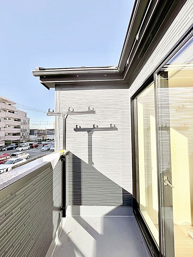 広々バルコニーでお洗濯物が気持ちよく乾きます。