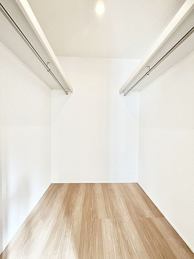 衣類をハンガーに掛けたまま収納できるWIC。衣類の整理整頓がしやすくて便利です！