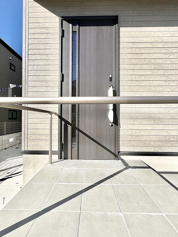 大切な家族、来客を出迎える玄関。