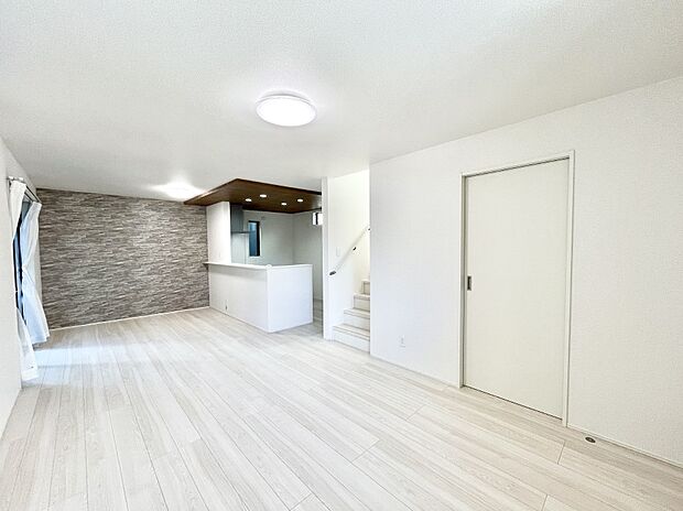 アクセントクロスがお洒落なリビング。家族でのんびりくつろげる広々スペース。