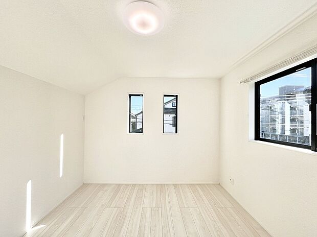 窓からのやさしい光が心地よいプライベートルーム