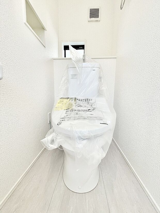 清潔感あるシャワートイレ。小窓から光が注ぎ込みます！