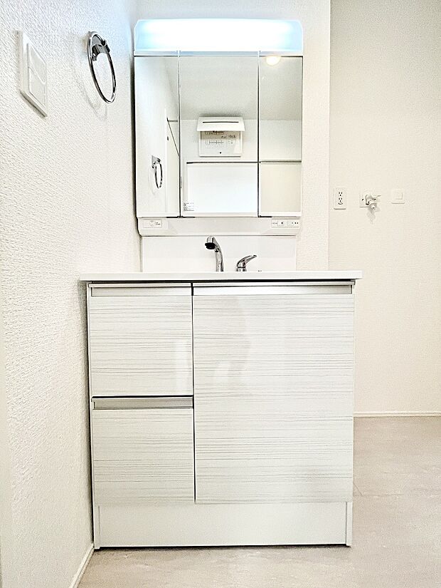 三面鏡の裏に、化粧品や衛生用品などを収納可能。洗面台をすっきりと保ちます！