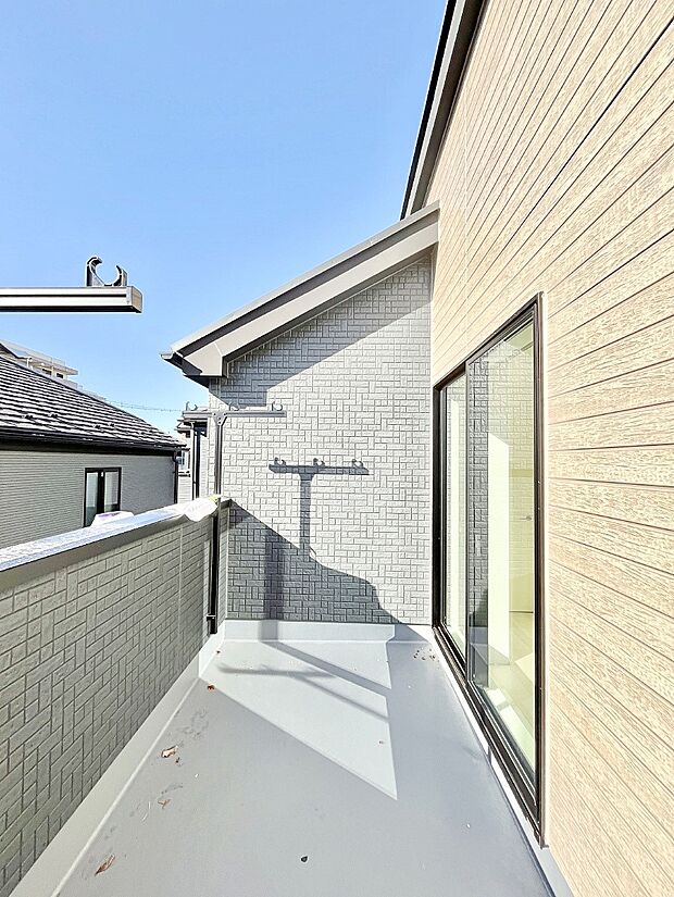 ゆったりバルコニーだから沢山お洗濯ものを干せます。