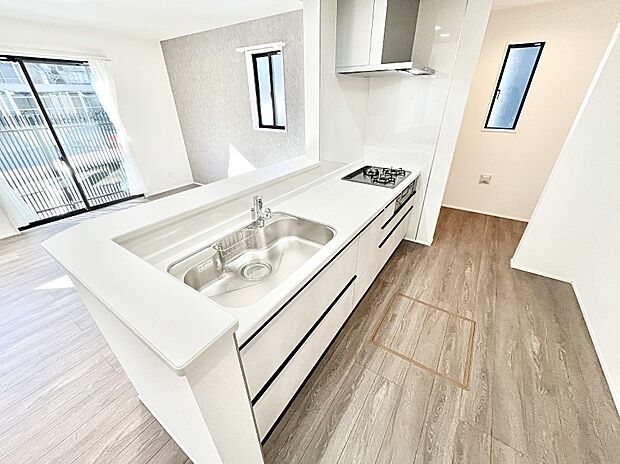 ご家族の会話弾む対面キッチン。お料理中のパパママもご家族と過ごす時間が増えそう！