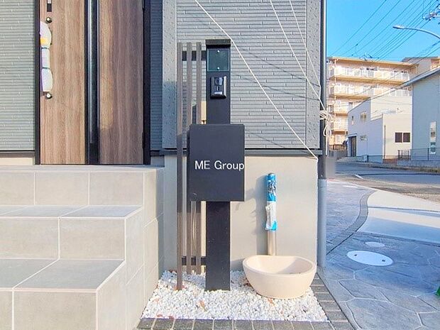 表札・インターホン・ポストをひとつに集約。エントランスになじむシンプルデザイン。