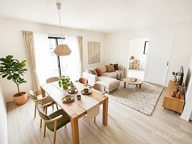 落ち着いた雰囲気のLDKは家族みんなの快適空間※家具はCGです