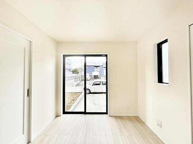 リビング横の洋室は引き戸を開ければリビングと一体に。閉じれば独立した洋室に。