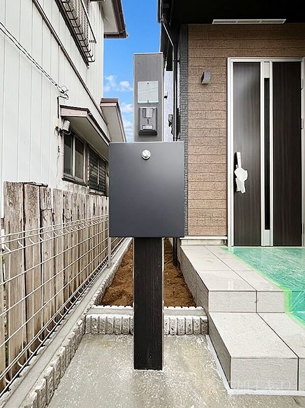 シンプルデザインのポスト。