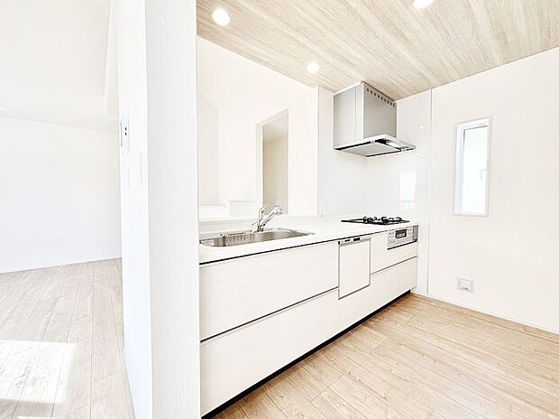 ご家族の会話弾む対面キッチン。お料理中のパパママもご家族と過ごす時間が増えそう!