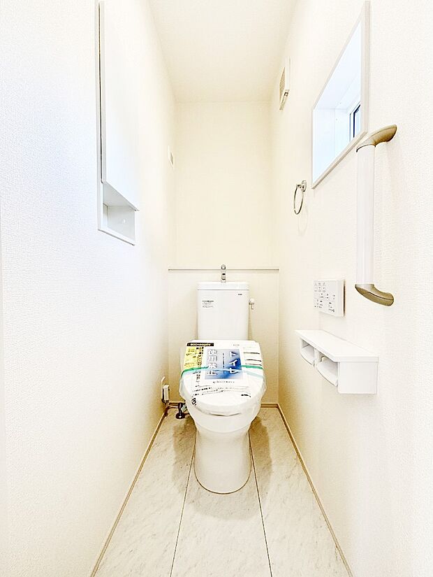 清潔感あるシャワートイレ。小窓から光が注ぎ込みます!