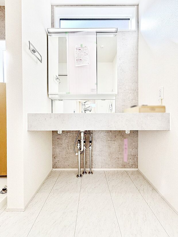 清潔感も保ちやすい洗練されたデザインのフルフラットカウンターを採用した洗面化粧台