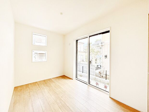 2面採光の洋室。窓から入り込む陽光がお部屋全体を優しく包み込みます!