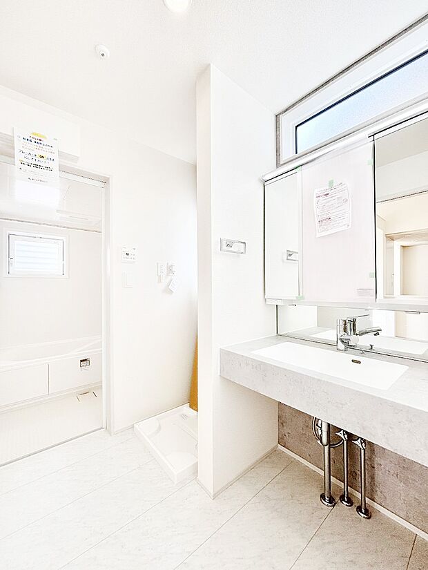 1日の始まりも心地よく!ハイサッシの窓から柔らかな朝の光を感じられる洗面室