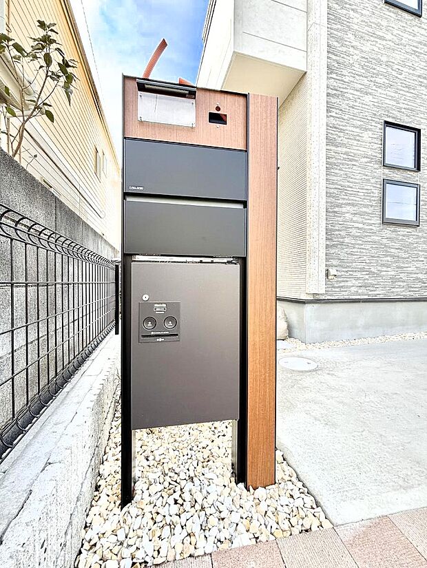 表札・インターホン・ポスト・宅配BOXが一体型となったシンプルデザインの門柱