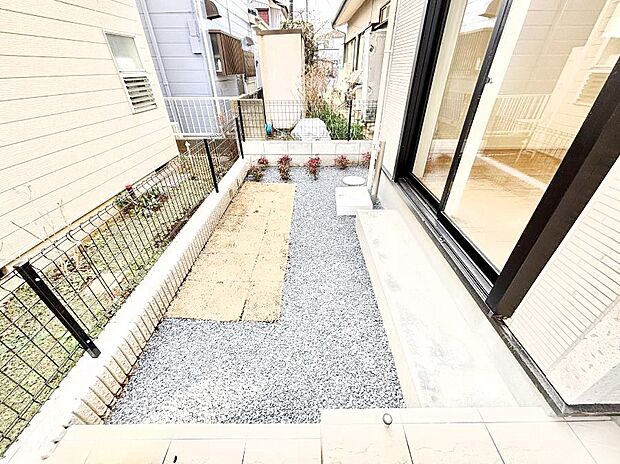 住まいに明るい光と開放感を演出してくれる庭スペース付き!