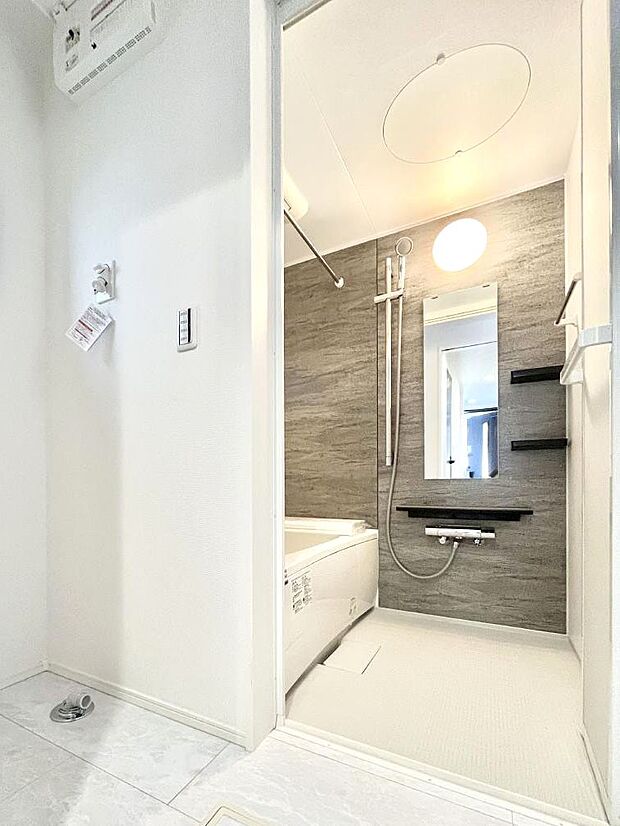 落ち着いた雰囲気でゆっくりお寛ぎいただけるバスルーム