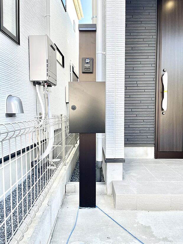 シンプルデザインのポスト。