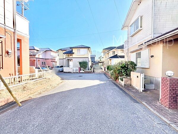 周辺は静かな住宅街