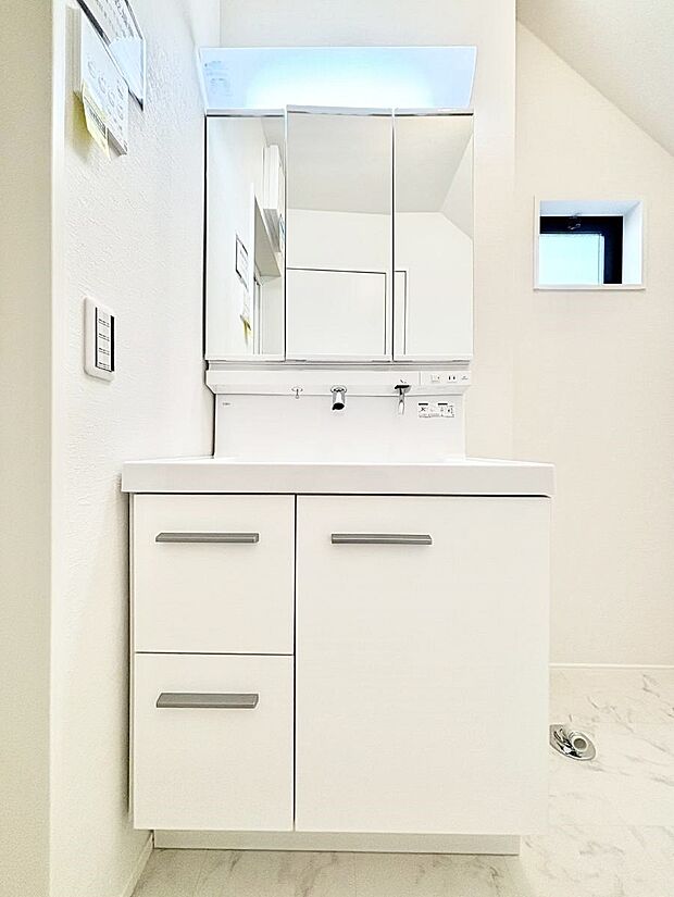 スタイリングに便利な三面鏡、ミラーキャビネットで細かい物スッキリ