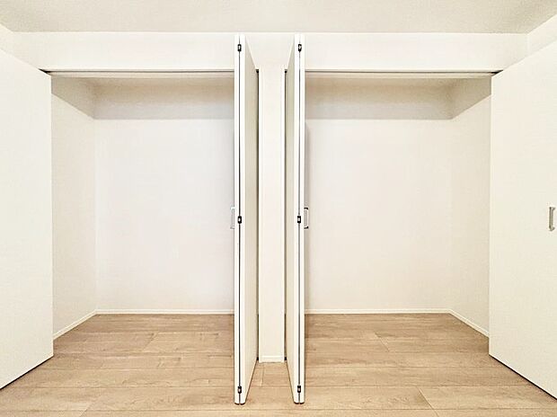 洋室のクローゼット。奥行きがあるので厚手の衣類もすっきり収まります。