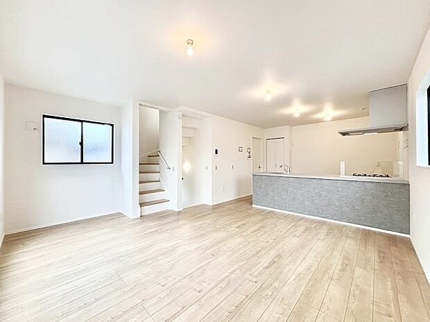 内装「ただいま」「おかえり」家族とのコミュニケーションが深まるリビングイン階段があります。