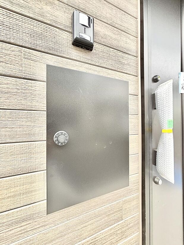 シンプルなデザインのポスト