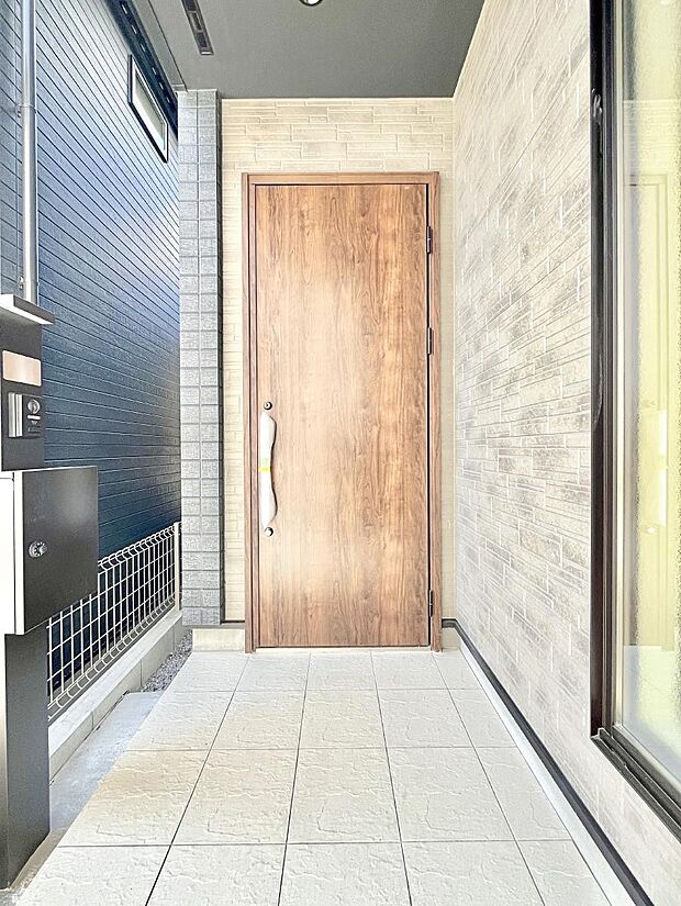 玄関前は雨が降っても濡れにくい屋根付き