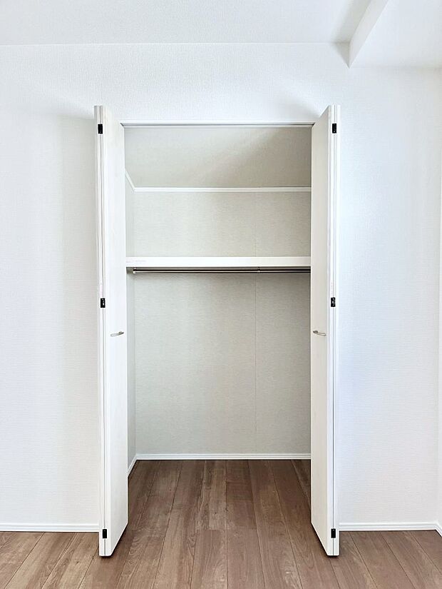 洋室のクローゼット。奥行きがあるので厚手の衣類もすっきり収まります。