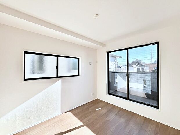 バルコニーが開放感をプラスしてくれる洋室  