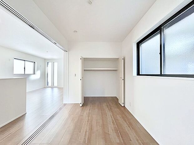 リビングに隣接した洋室。引き戸を開放するとリビングと繋がる憩いの空間に変身！