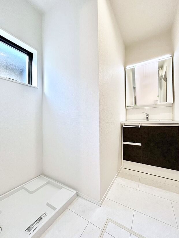 清潔感ある洗面化粧室で朝の身支度も快適