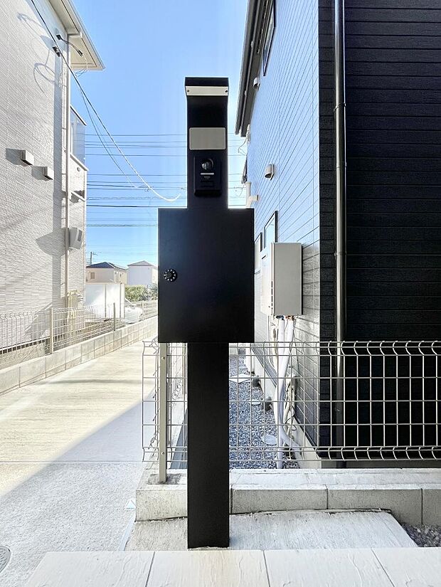 表札・インターホン・ポストをひとつに集約。エントランスになじむシンプルデザイン。