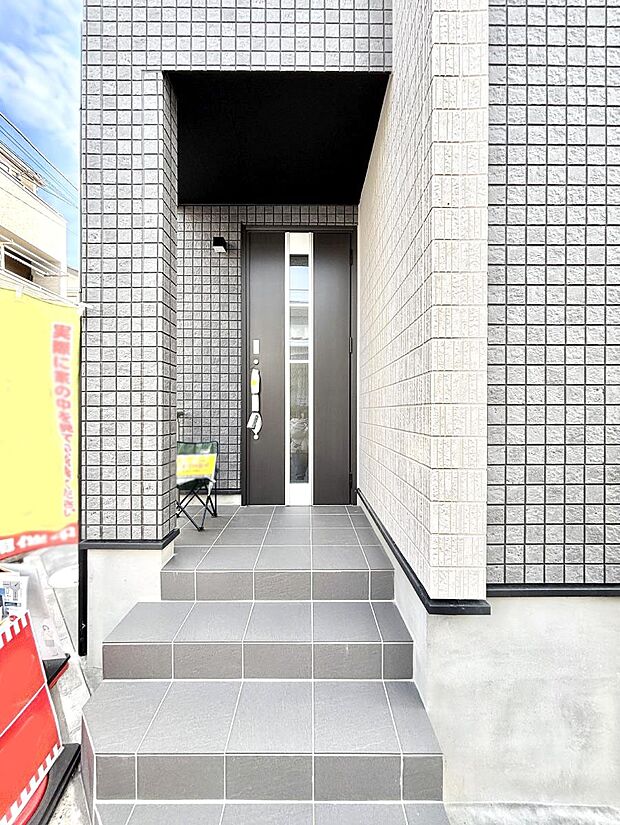 大切な家族、来客を出迎える玄関。